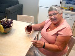 TacAmateurs GrandmaLibby - Relaxing In The Kitchen Photo Album  [IMAGESET/Videoclip Amateur ] Siterip RIP